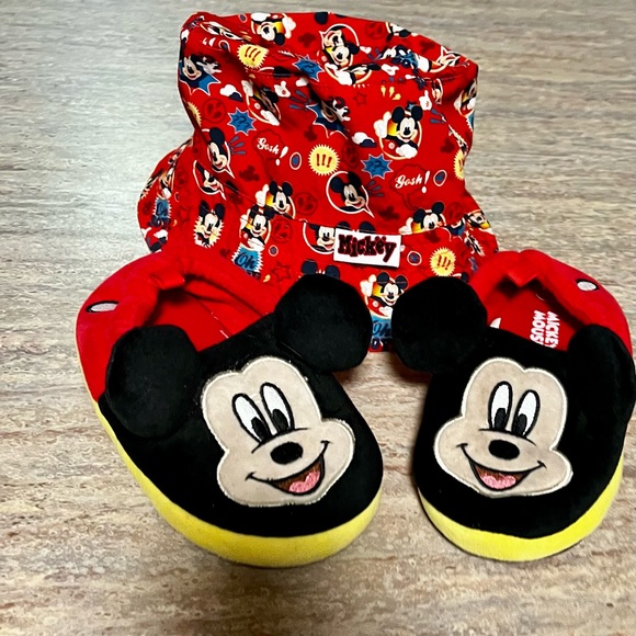Disney’s Mickey Mouse set of hat and slippers for toddlers - Picture 3 of 11